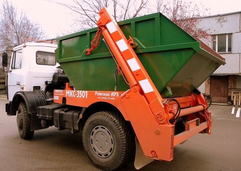 машина для вывоза бункеров с мусором